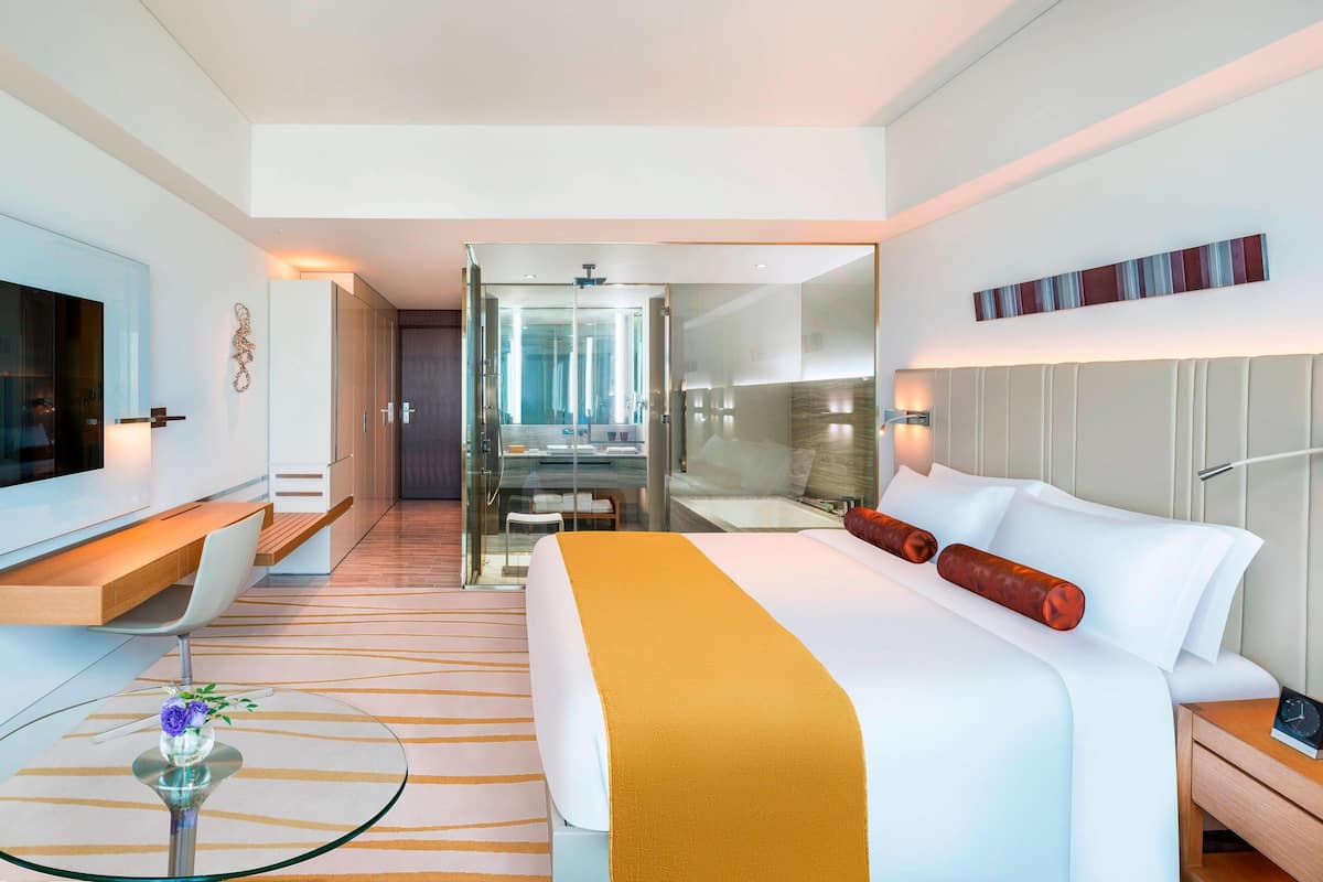 Deluxe Room, 1 King Bed, Non Smoking | 1 bedroom, minibar, in-room safe, desk
