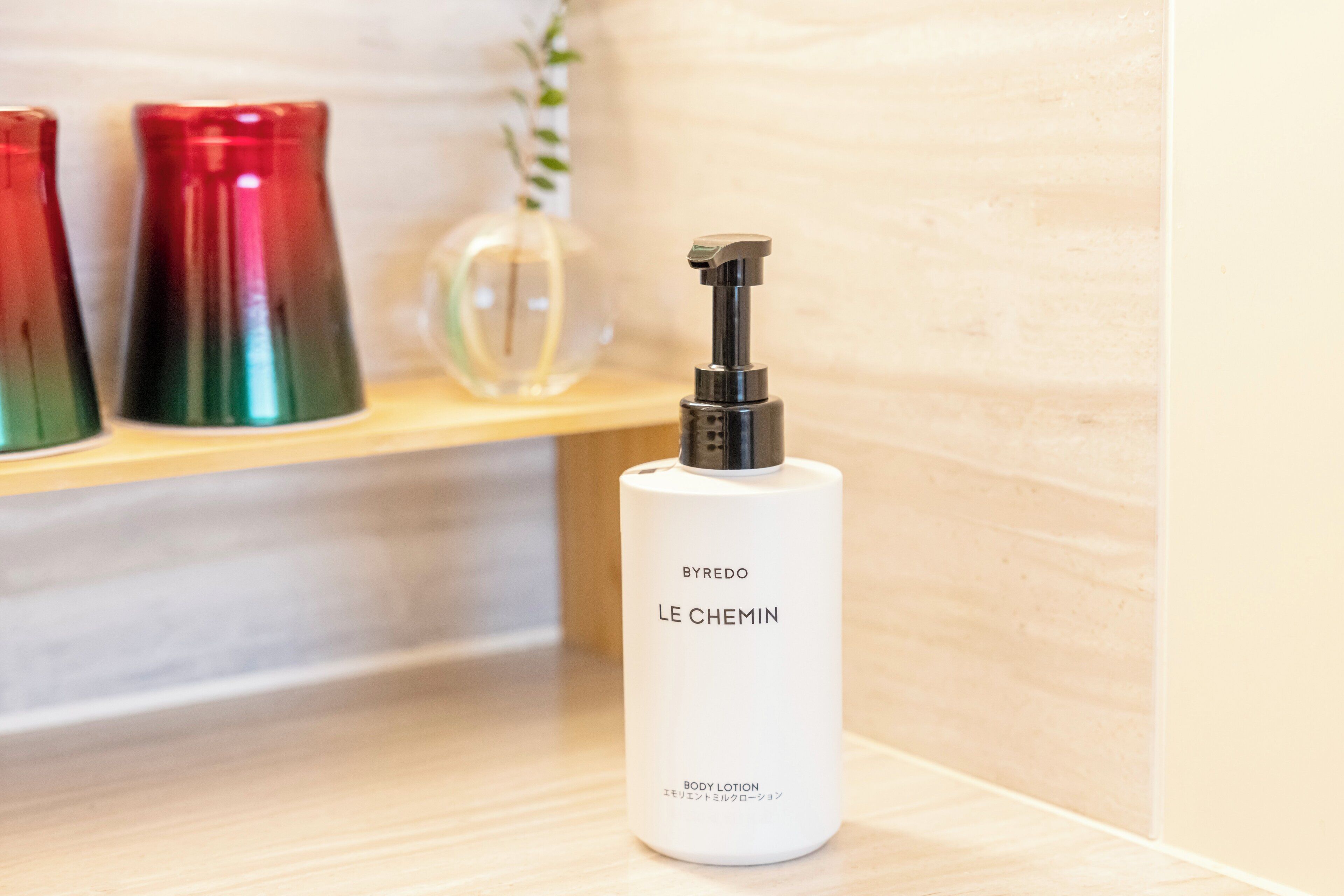 separate bathtub and shower, rainfall showerhead