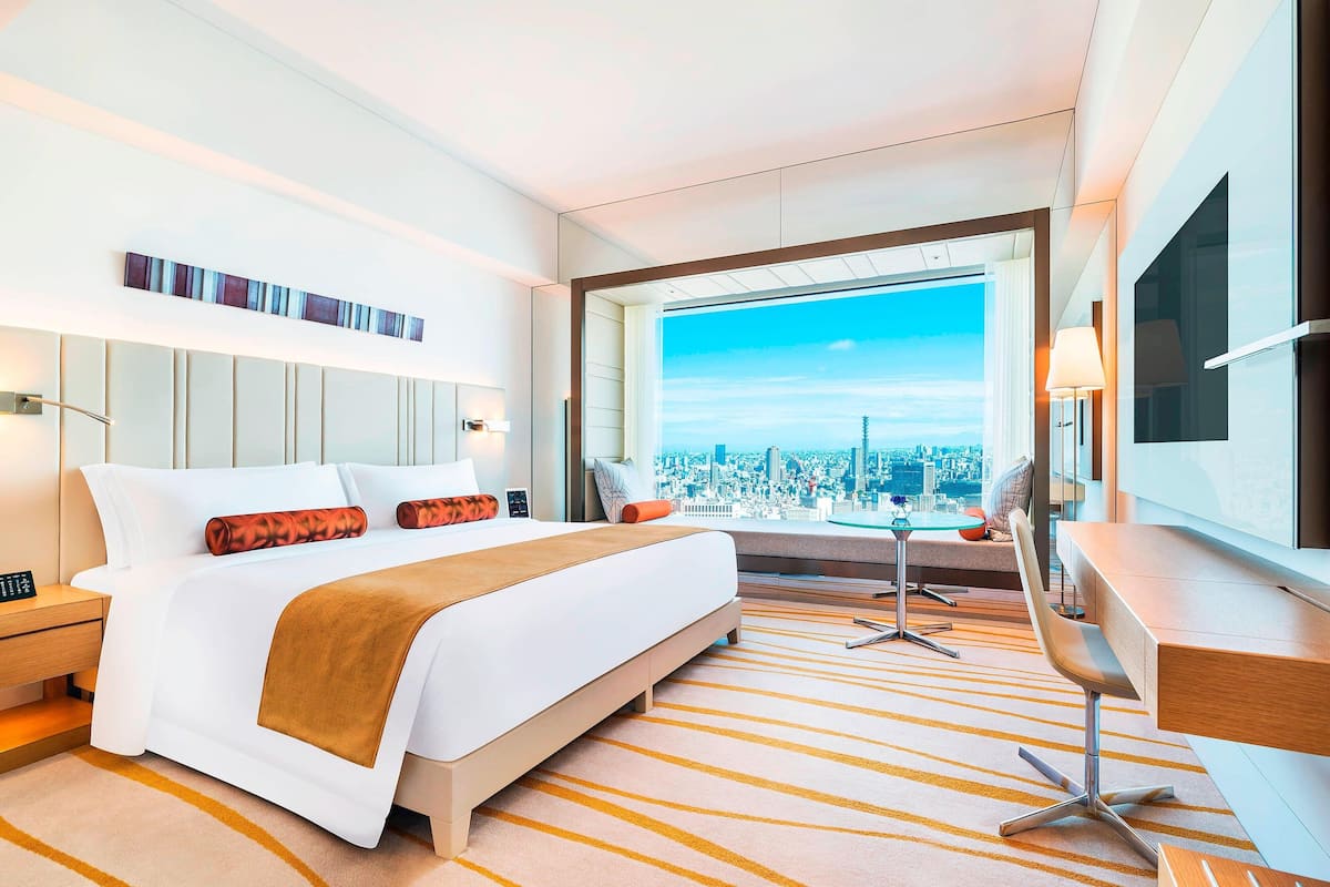 Club Deluxe King, Non-smoking | 1 bedroom, minibar, in-room safe, desk