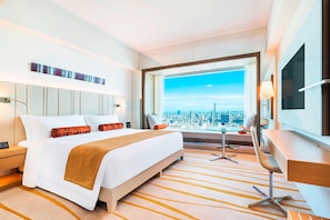 Club Deluxe King, Non-smoking | Minibar, in-room safe, desk, blackout curtains