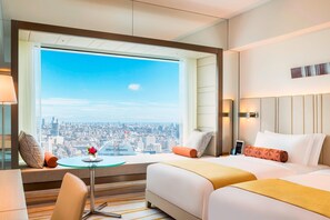 Minibar, in-room safe, desk, blackout drapes - The Prince Gallery Tokyo Kioicho, a Luxury Collection Hotel (Tokyo)