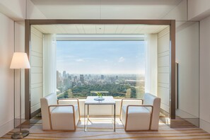 Minibar, coffres-forts dans les chambres, bureau, rideaux occultants