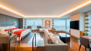 Designer's Suite with Club Lounge Access | Minibar, in-room safe, desk, blackout drapes