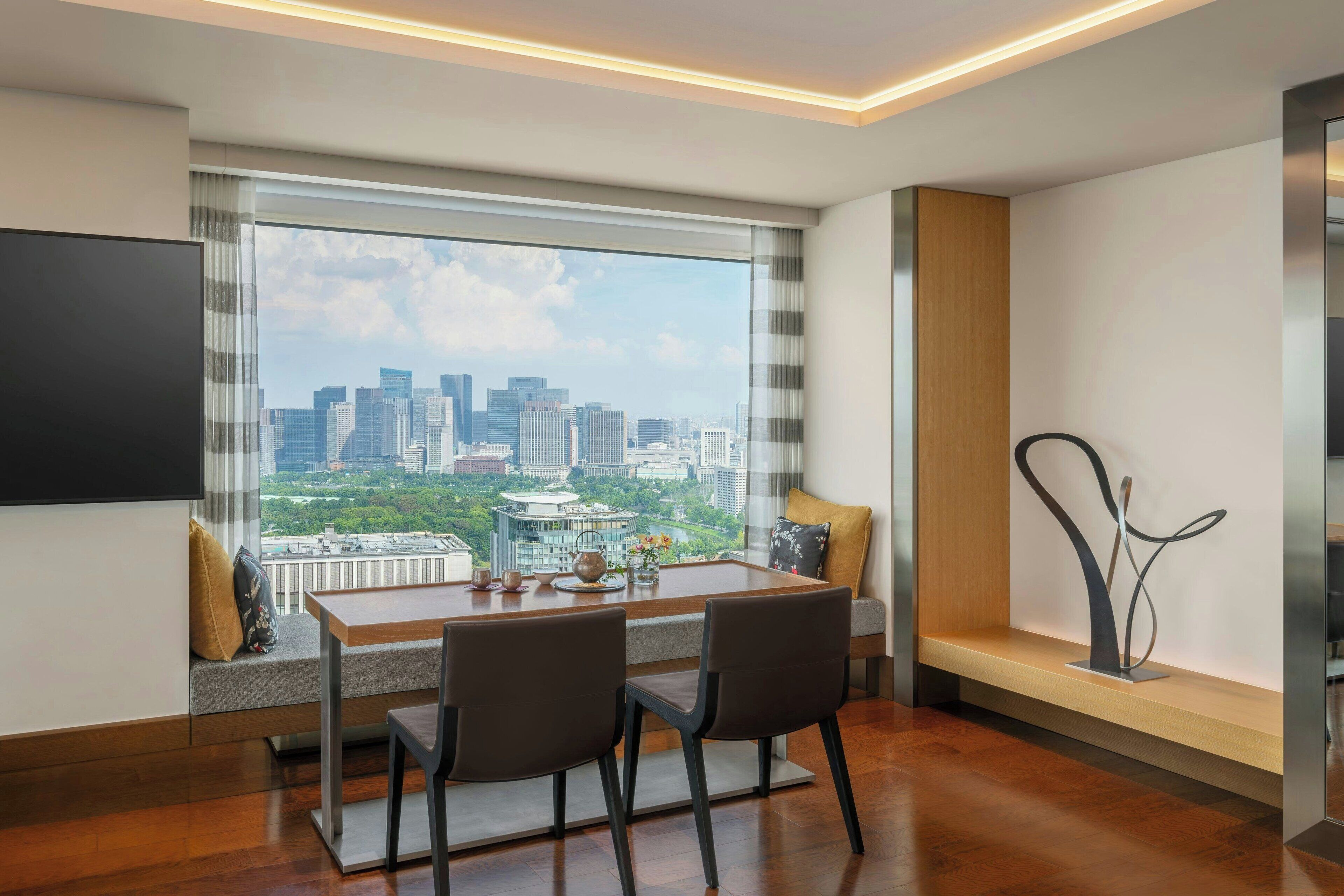 Suite de diseño, 1 habitación | Minibar, caja fuerte, escritorio y cortinas opacas