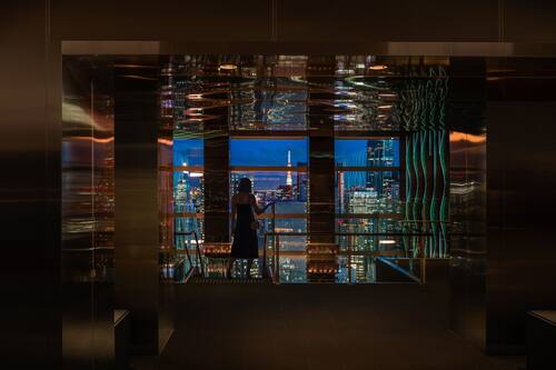 2 bars/lounges