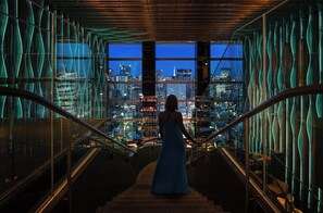 2 bars/lounges