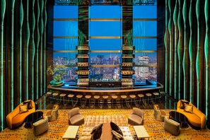 2 bars/lounges