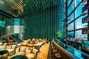 2 bars/lounges