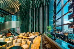 2 bars/lounges