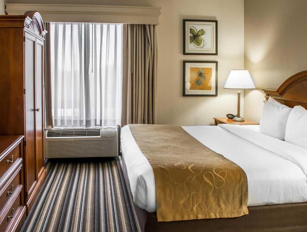 Individueel gedecoreerd, individueel gemeubileerd, een bureau