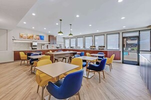 包含每日自助早餐