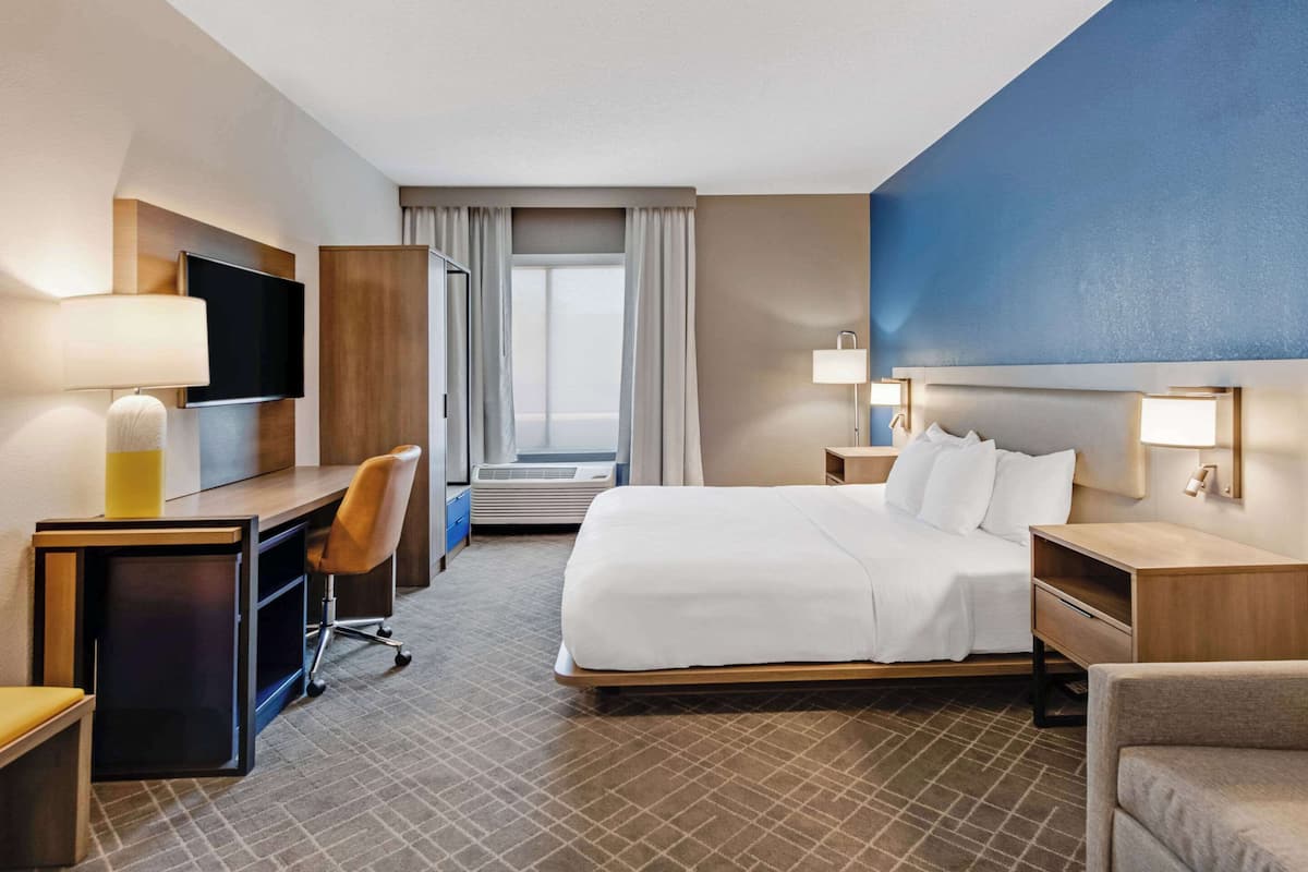 suite, 1 double bed with sofa bed, accessible, non smoking | individually decorated, individually furnished, desk, laptop workspace