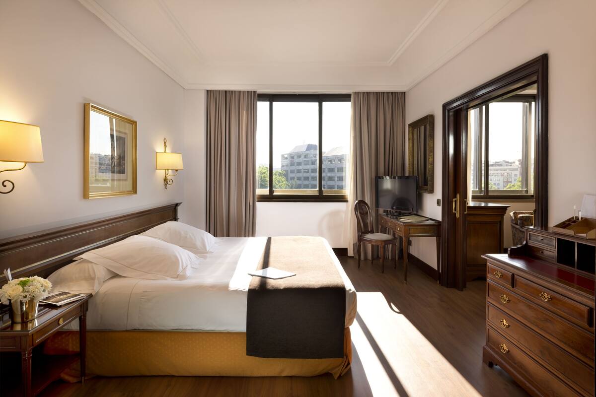 Hypo-allergenic bedding, minibar, in-room safe, desk