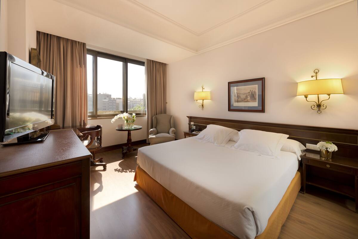 Hypo-allergenic bedding, minibar, in-room safe, desk