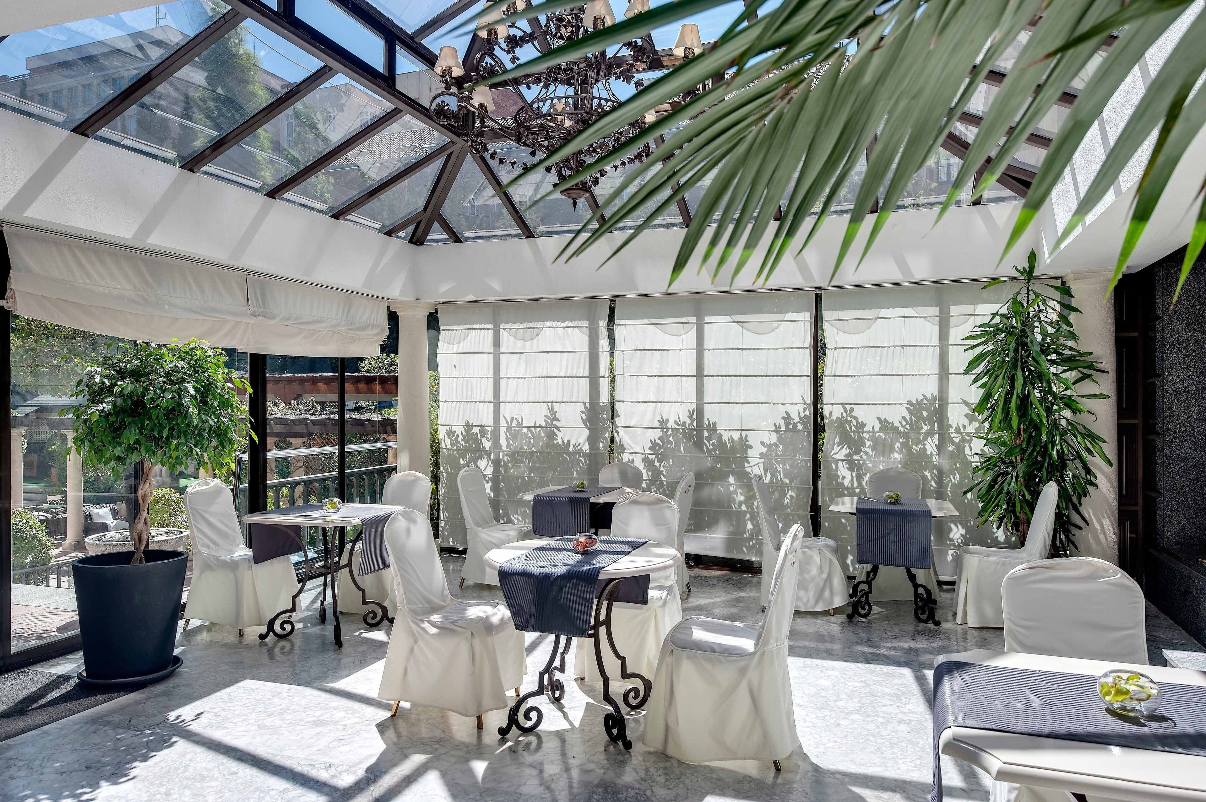 3 من المطاعم، حيث تُقدم وجبات الإفطار، الغداء، أطباق البحر المتوسط