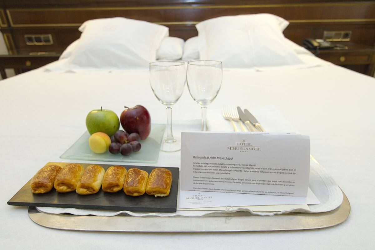 Royal Premium Room with Jacuzzi | Room service - dining