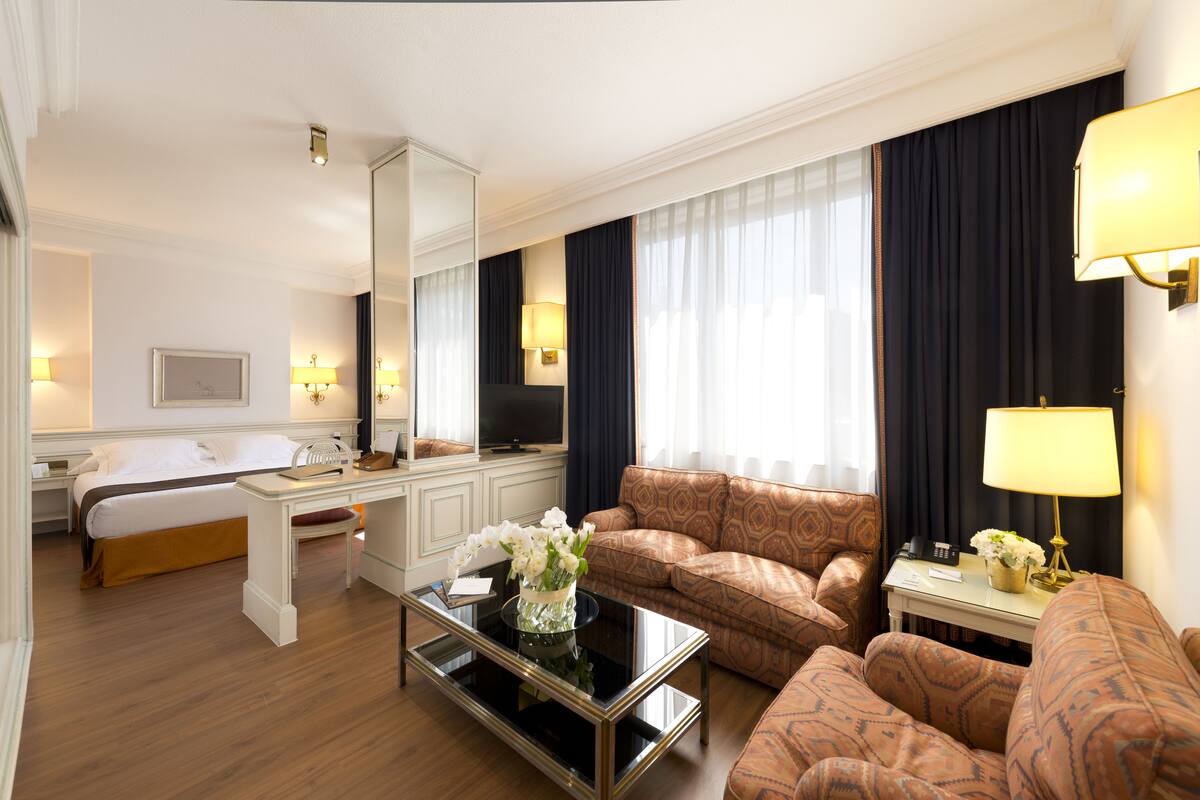 Hypo-allergenic bedding, minibar, in-room safe, desk