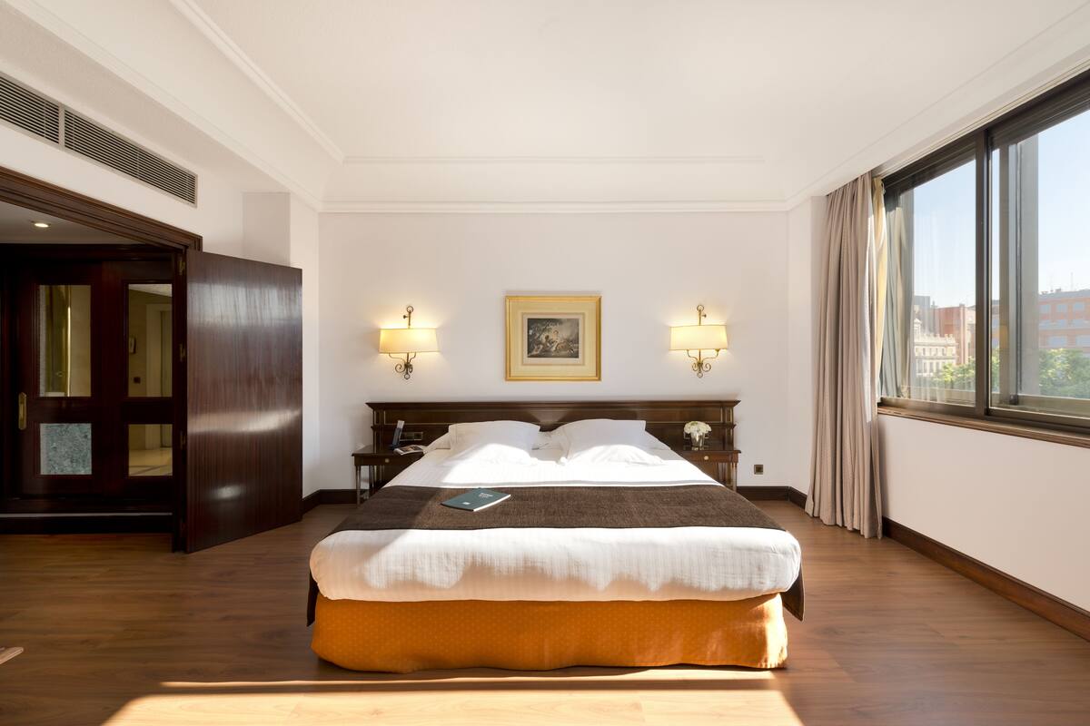 Hypo-allergenic bedding, minibar, in-room safe, desk