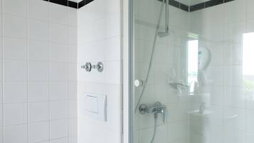 Dusche, umweltfreundliche Kosmetikartikel, Haartrockner, Handtücher