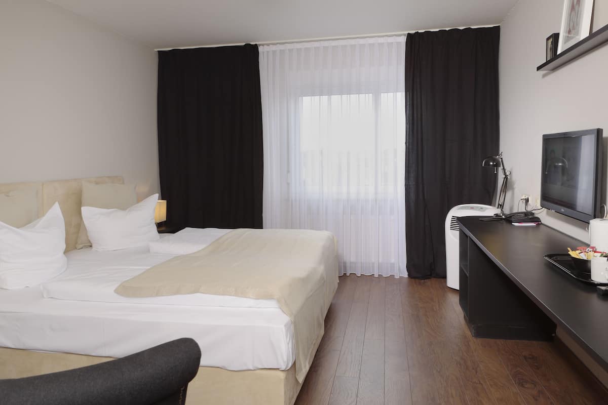 1 bedroom, hypo-allergenic bedding, desk, blackout curtains