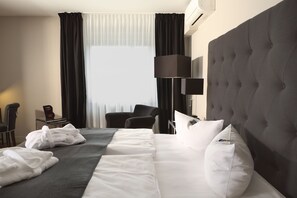 1 bedroom, hypo-allergenic bedding, desk, blackout curtains