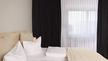 1 Schlafzimmer, Allergikerbettwaren, Schreibtisch, Verdunkelungsvorhänge