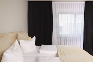 1 bedroom, hypo-allergenic bedding, desk, blackout drapes