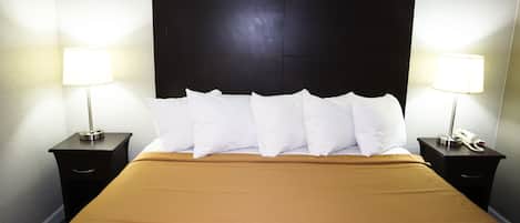 Chambre, 1 très grand lit, non-fumeurs | Coffres-forts dans les chambres, bureau, fer et planche à repasser