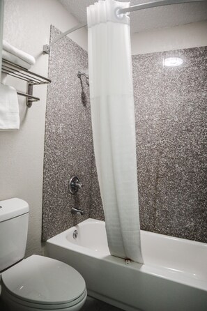 Quarto, 2 camas de casal, para não fumantes | Banheiro | Chuveiro/banheira combinados, toalhas de banho