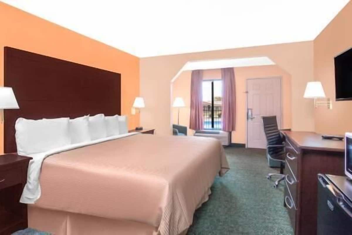 Caja de seguridad en la habitación y escritorio