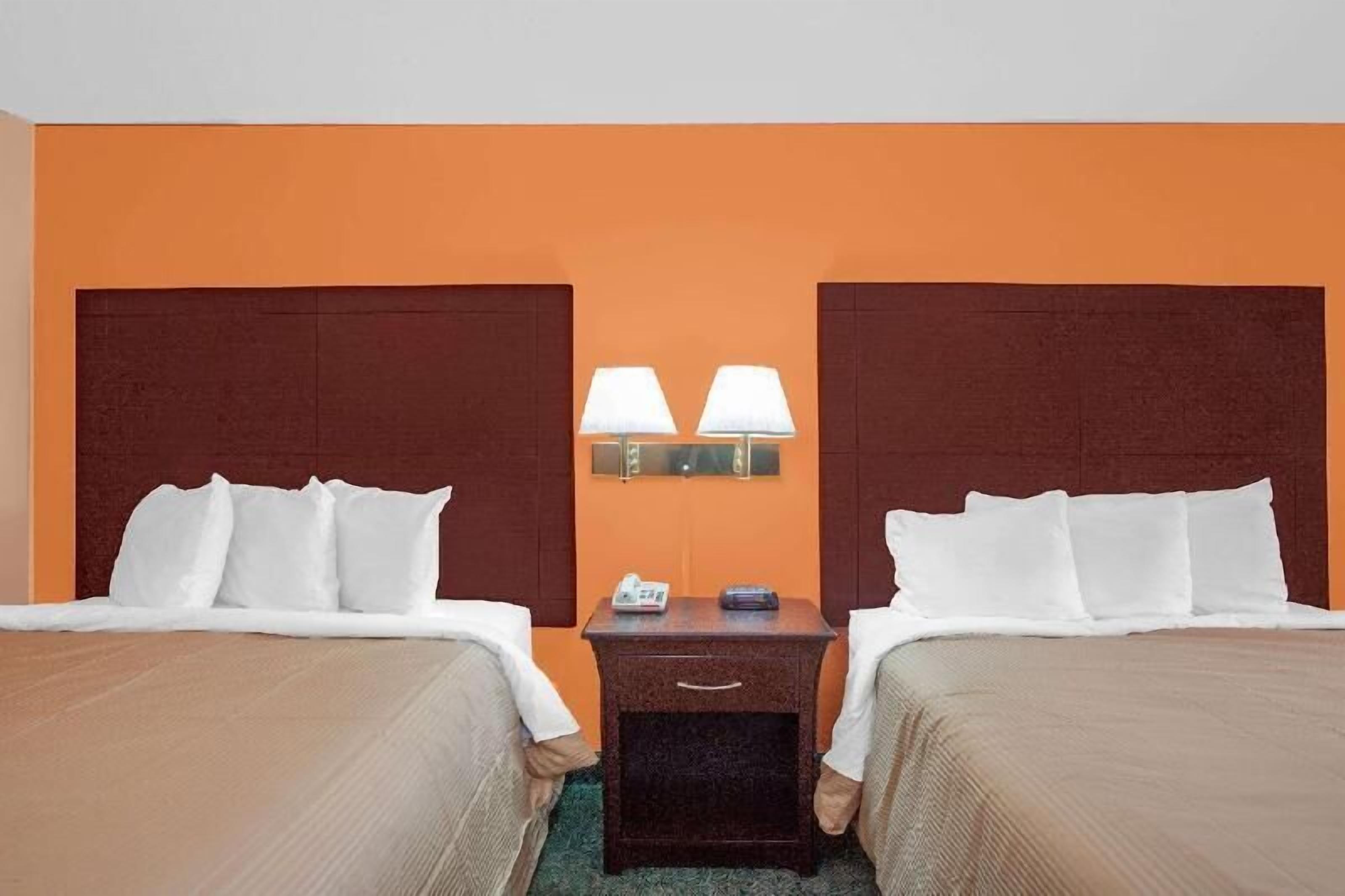 Brankas, meja kerja, dan setrika/meja setrika