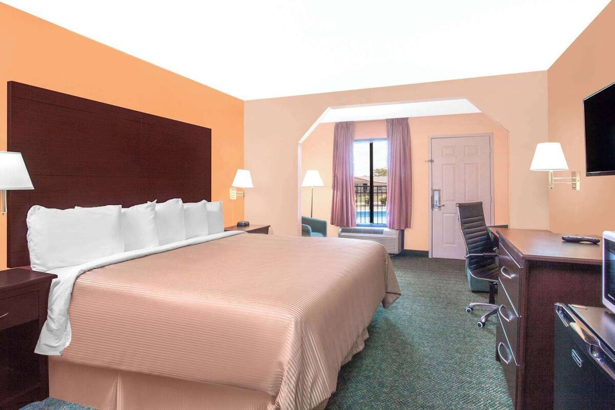 In-room safe, desk, iron/ironing board, rollaway beds (surcharge)