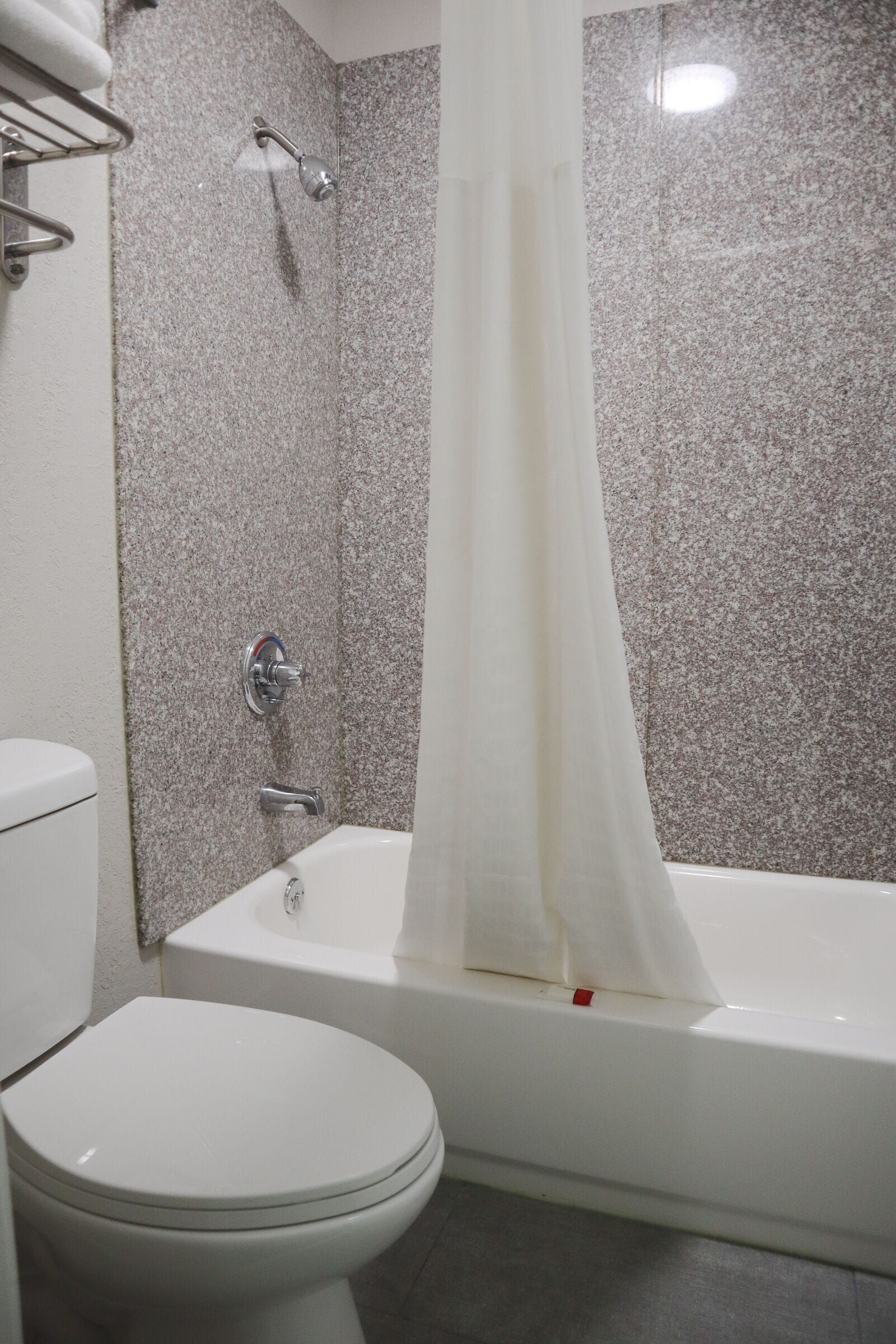Suite, 1 cama de matrimonio grande, no fumadores | Baño | Ducha y bañera combinadas y toallas