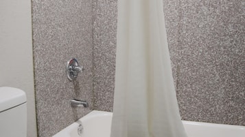 Suite, 1 cama de matrimonio grande, no fumadores | Baño | Ducha y bañera combinadas y toallas