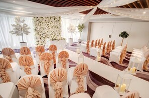 Indoor wedding - Sandman Signature London Gatwick Hotel (Crawley)