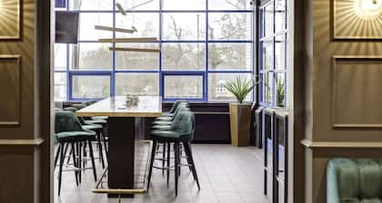 Sandman Signature London Gatwick Hotel