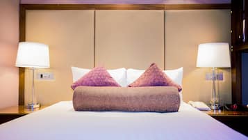 Hochwertige Bettwaren, Zimmersafe, Schreibtisch, Verdunkelungsvorhänge