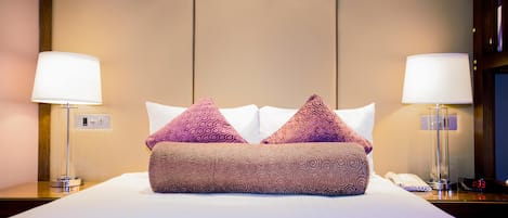 Ropa de cama de alta calidad y caja de seguridad en la habitación