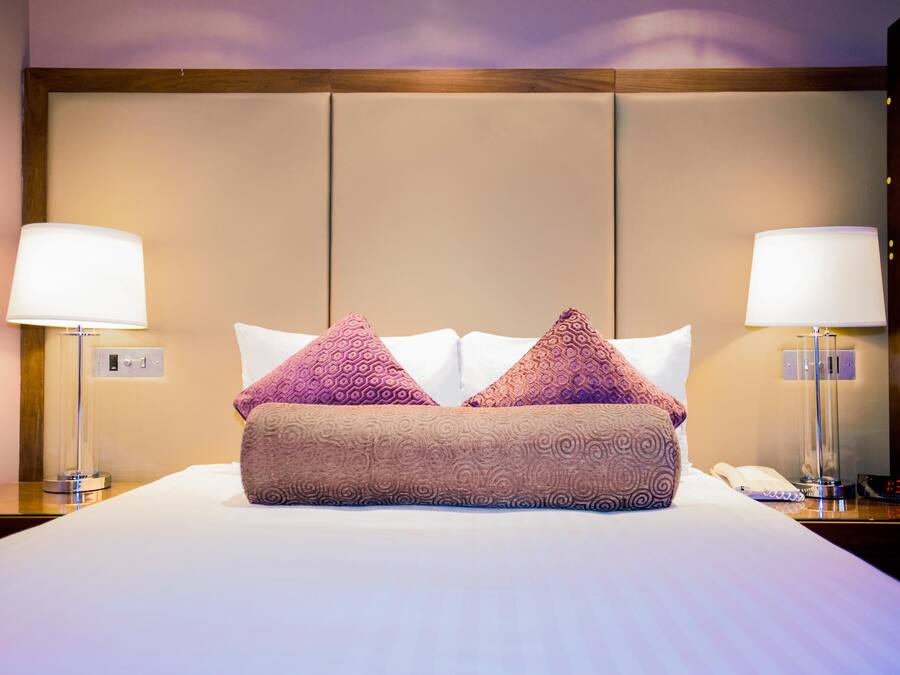 Hochwertige Bettwaren, Zimmersafe, Schreibtisch, Verdunkelungsvorhänge