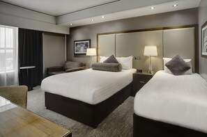 Premium bedding, in-room safe, desk, blackout drapes - Sandman Signature London Gatwick Hotel (Crawley)