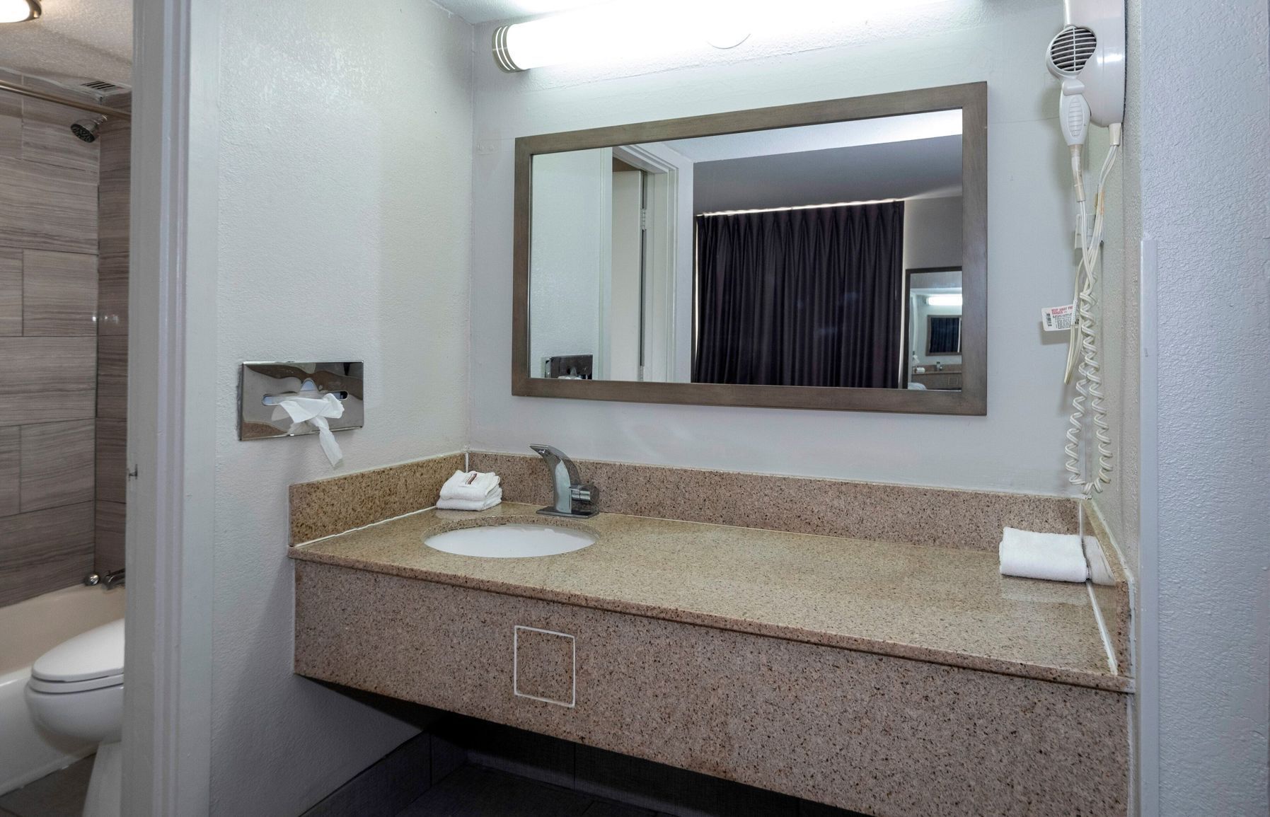Bathroom | Combined shower/tub, eco-friendly toiletries, hair dryer, towels