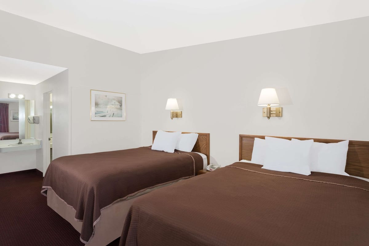 Cortinas blackout, cunas gratuitas, wifi gratis y ropa de cama