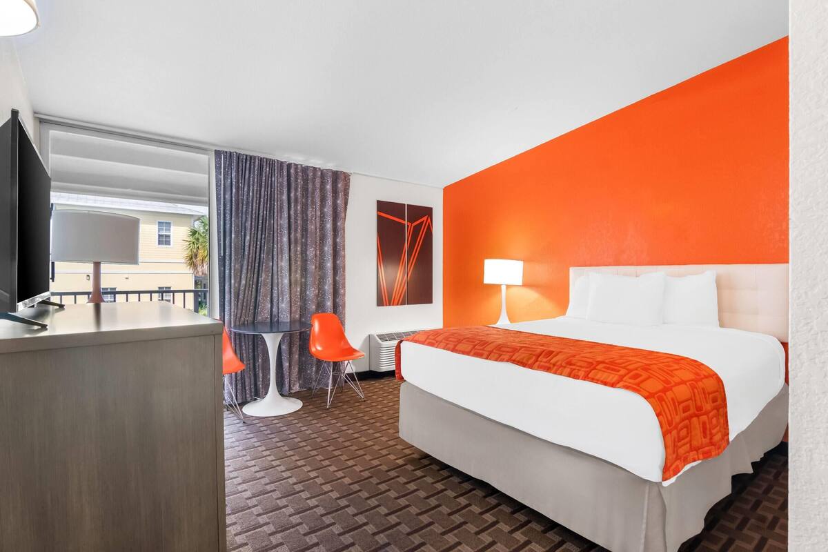 Standard Room, 1 Queen Bed | Blackout curtains, free cots/infant beds, bed sheets