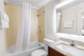 Chambre Standard, 1 grand lit | Salle de bain | Ensemble baignoire-douche, articles de toilette (gratuits)