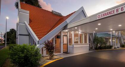 Howard Johnson by Wyndham Vero Beach / Downtown