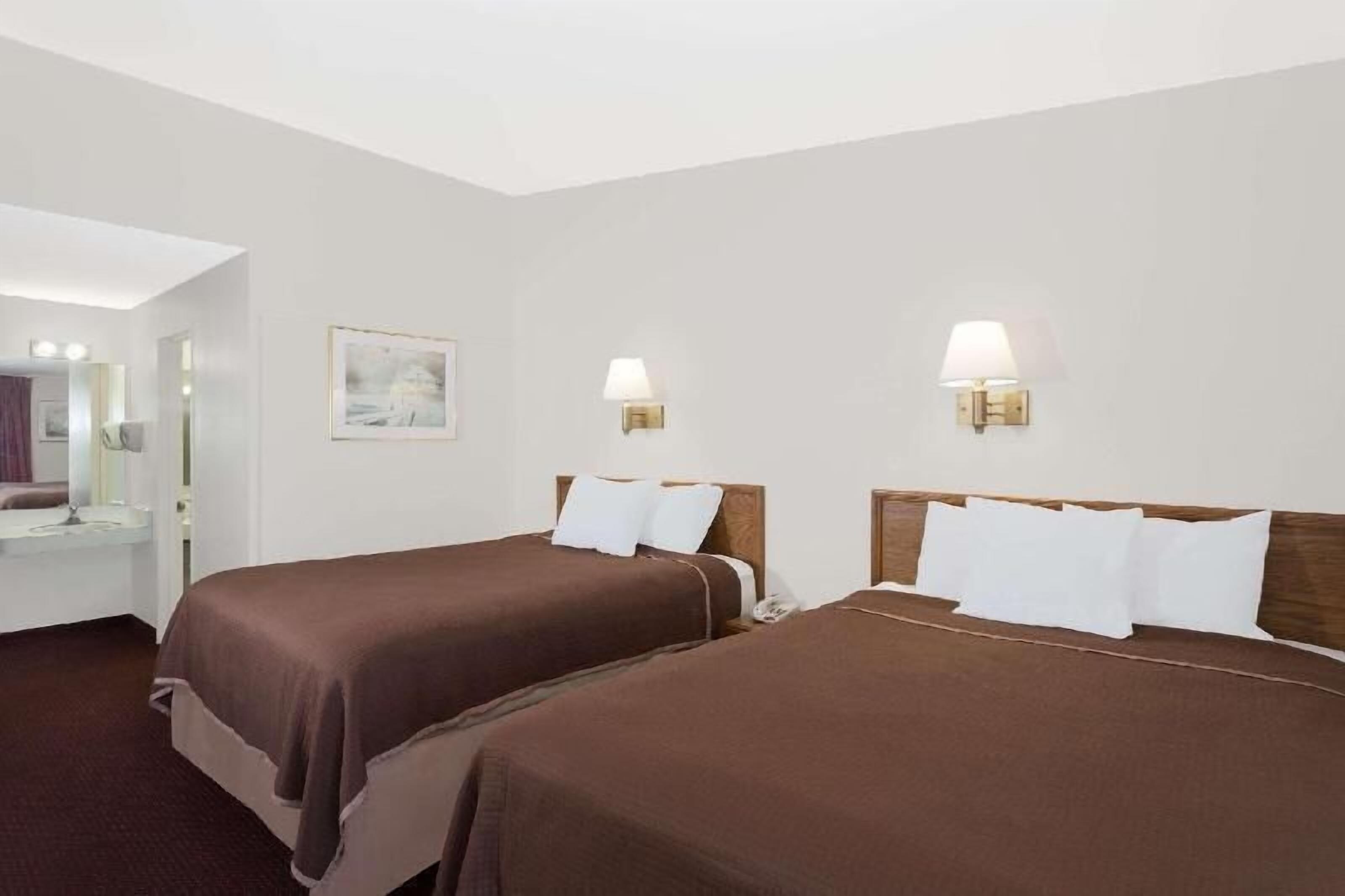 Cortinas blackout, cunas gratuitas y ropa de cama 