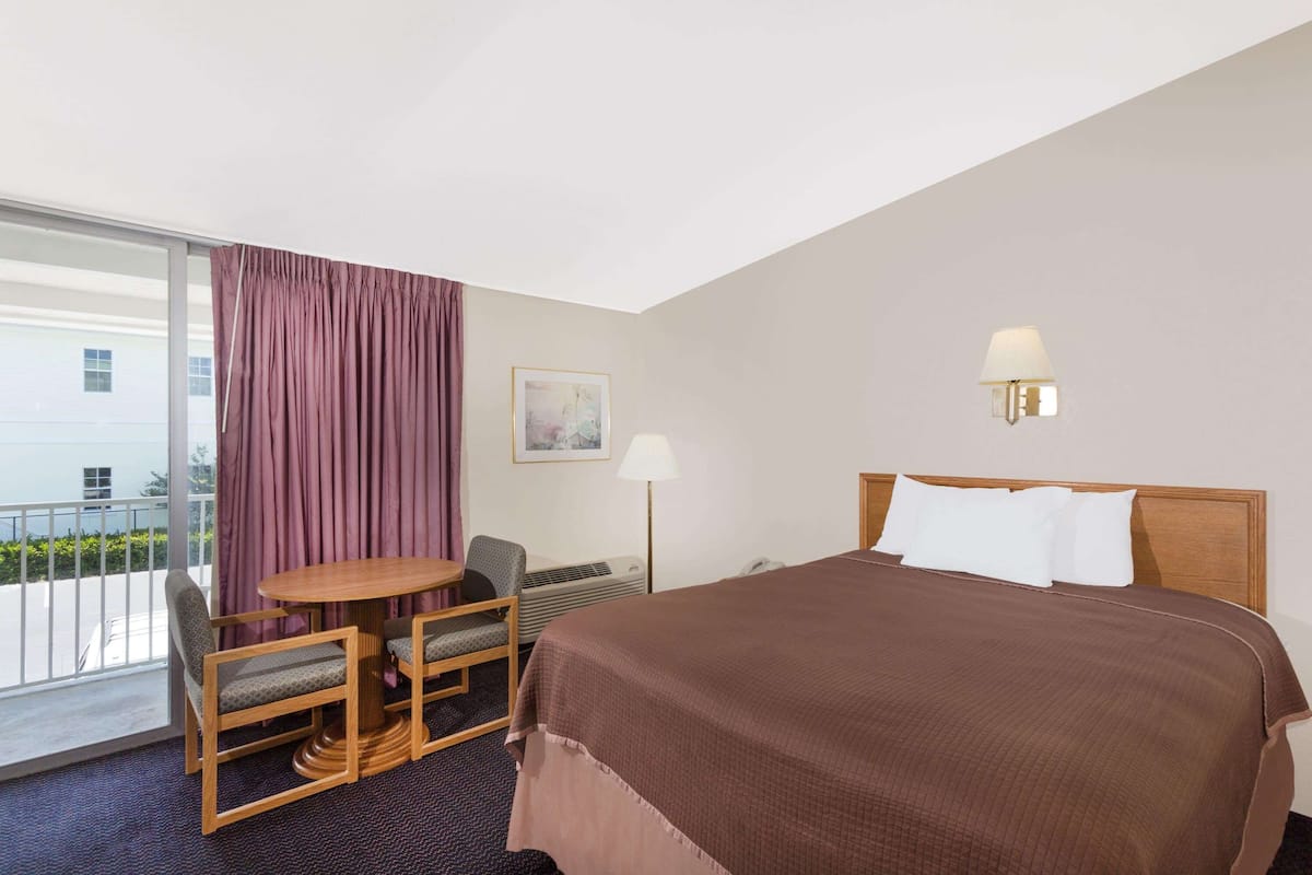 Habitación estándar, 1 cama Queen size | Cortinas blackout, cunas gratuitas, wifi gratis y ropa de cama