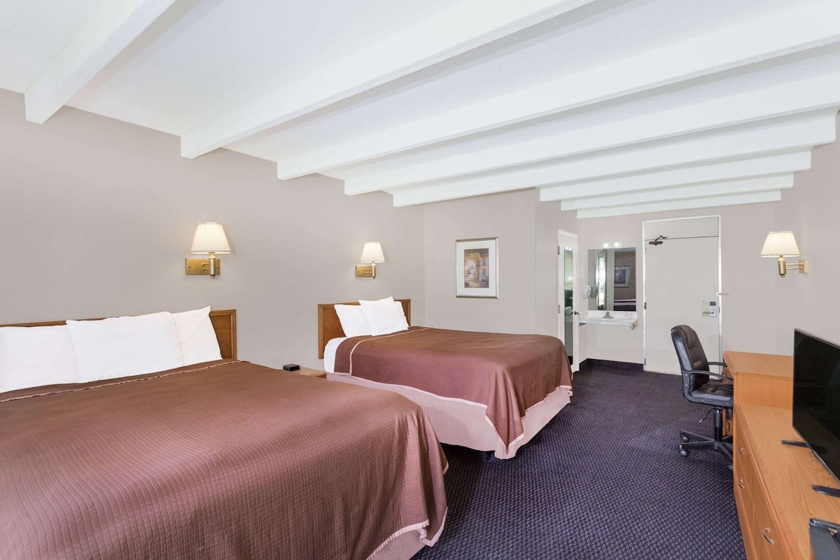 Cortinas blackout, cunas gratuitas, wifi gratis y ropa de cama