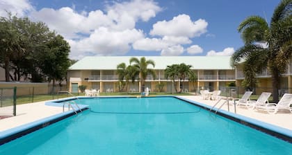 Howard Johnson by Wyndham Vero Beach / Downtown