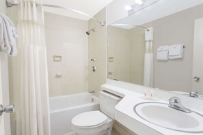 Combined shower/bathtub, free toiletries, hair dryer, towels